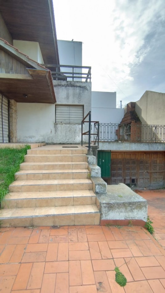 OPORTUNIDAD UNICA HERMOSO CHALET EN BARRIO RESIDENCIAL