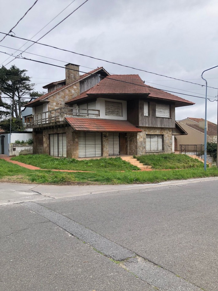 OPORTUNIDAD UNICA HERMOSO CHALET EN BARRIO RESIDENCIAL