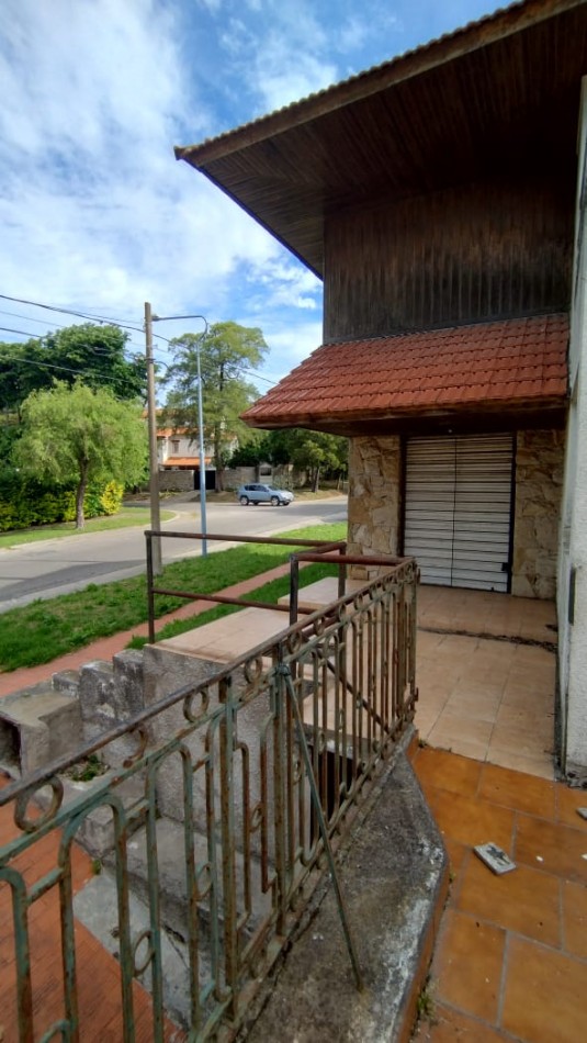 OPORTUNIDAD UNICA HERMOSO CHALET EN BARRIO RESIDENCIAL