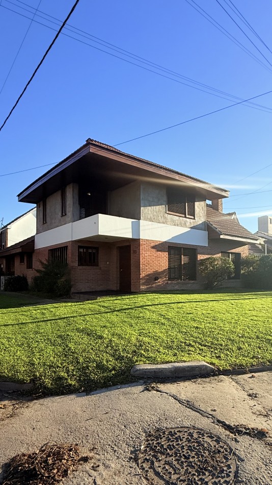 HERMOSO CHALET 4 AMBIENTES CON COCHERA JARDIN Y BALCON TERRAZA 