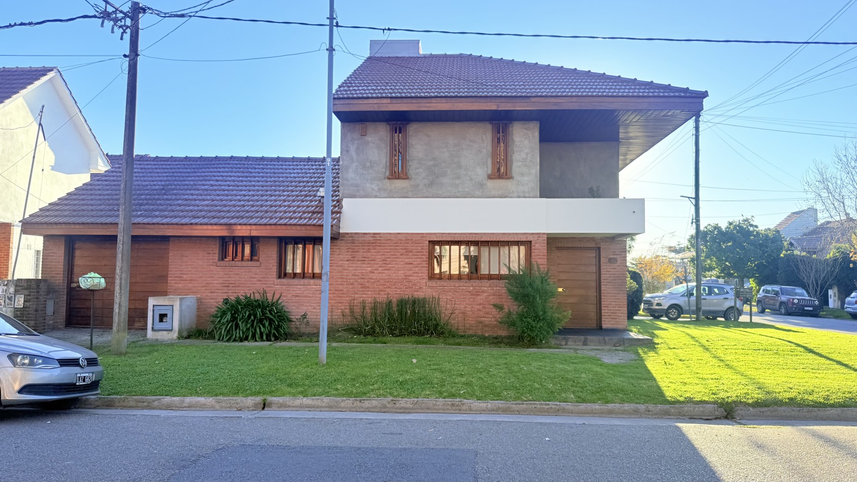 HERMOSO CHALET 4 AMBIENTES CON COCHERA JARDIN Y BALCON TERRAZA 