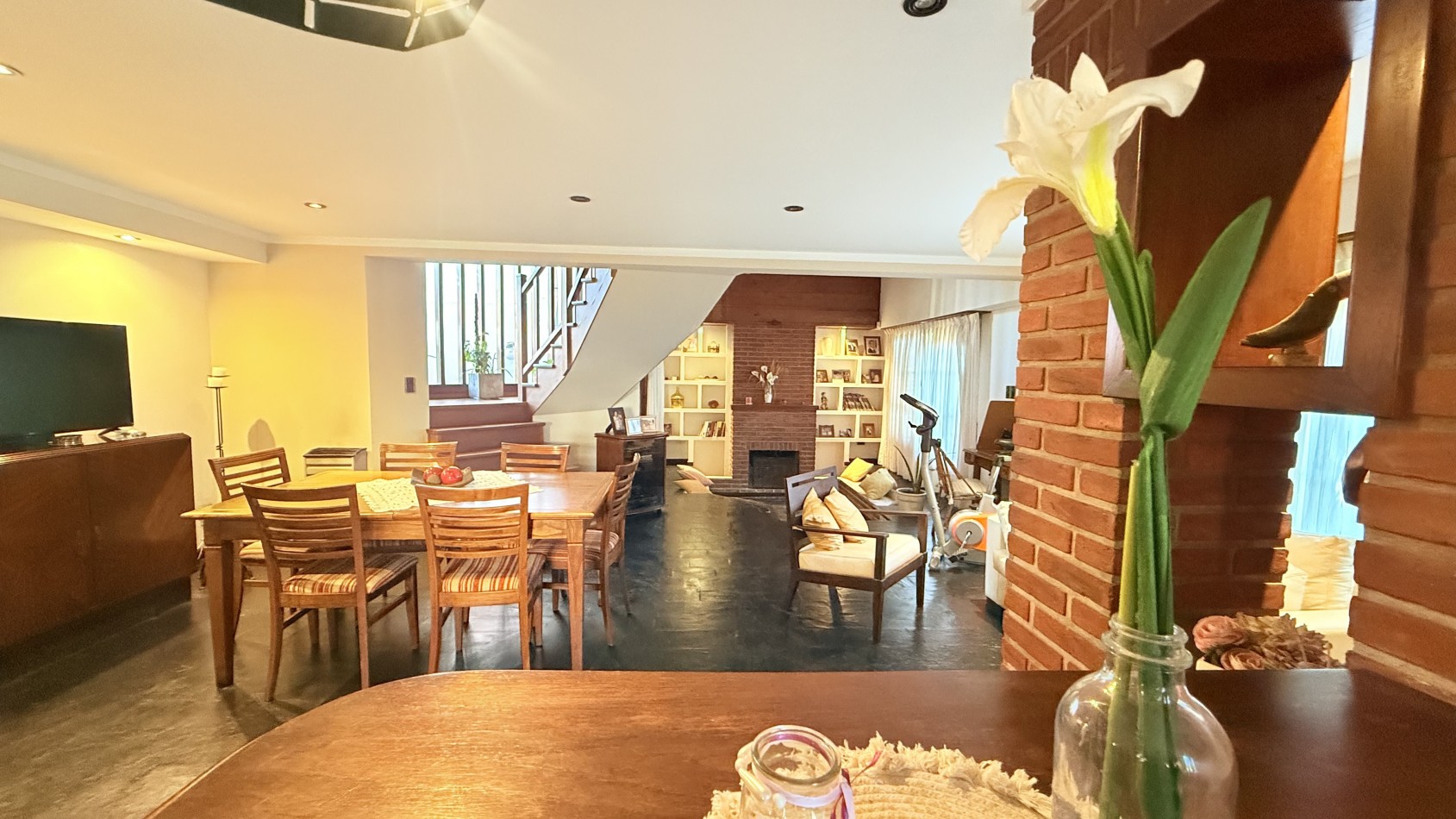 HERMOSO CHALET 4 AMBIENTES CON COCHERA JARDIN Y BALCON TERRAZA 