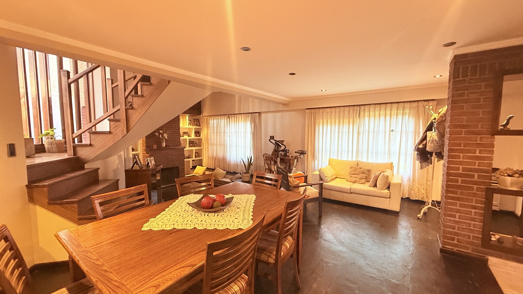 HERMOSO CHALET 4 AMBIENTES CON COCHERA JARDIN Y BALCON TERRAZA 
