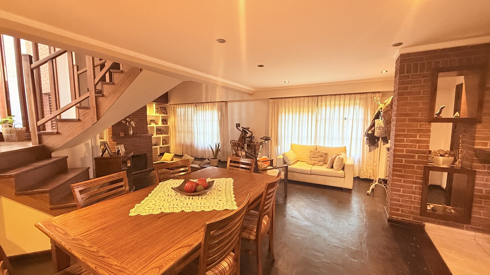 HERMOSO CHALET 4 AMBIENTES CON COCHERA JARDIN Y BALCON TERRAZA 
