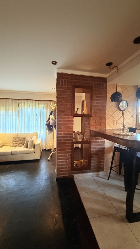 HERMOSO CHALET 4 AMBIENTES CON COCHERA JARDIN Y BALCON TERRAZA 
