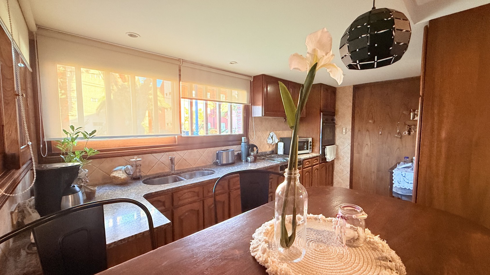 HERMOSO CHALET 4 AMBIENTES CON COCHERA JARDIN Y BALCON TERRAZA 