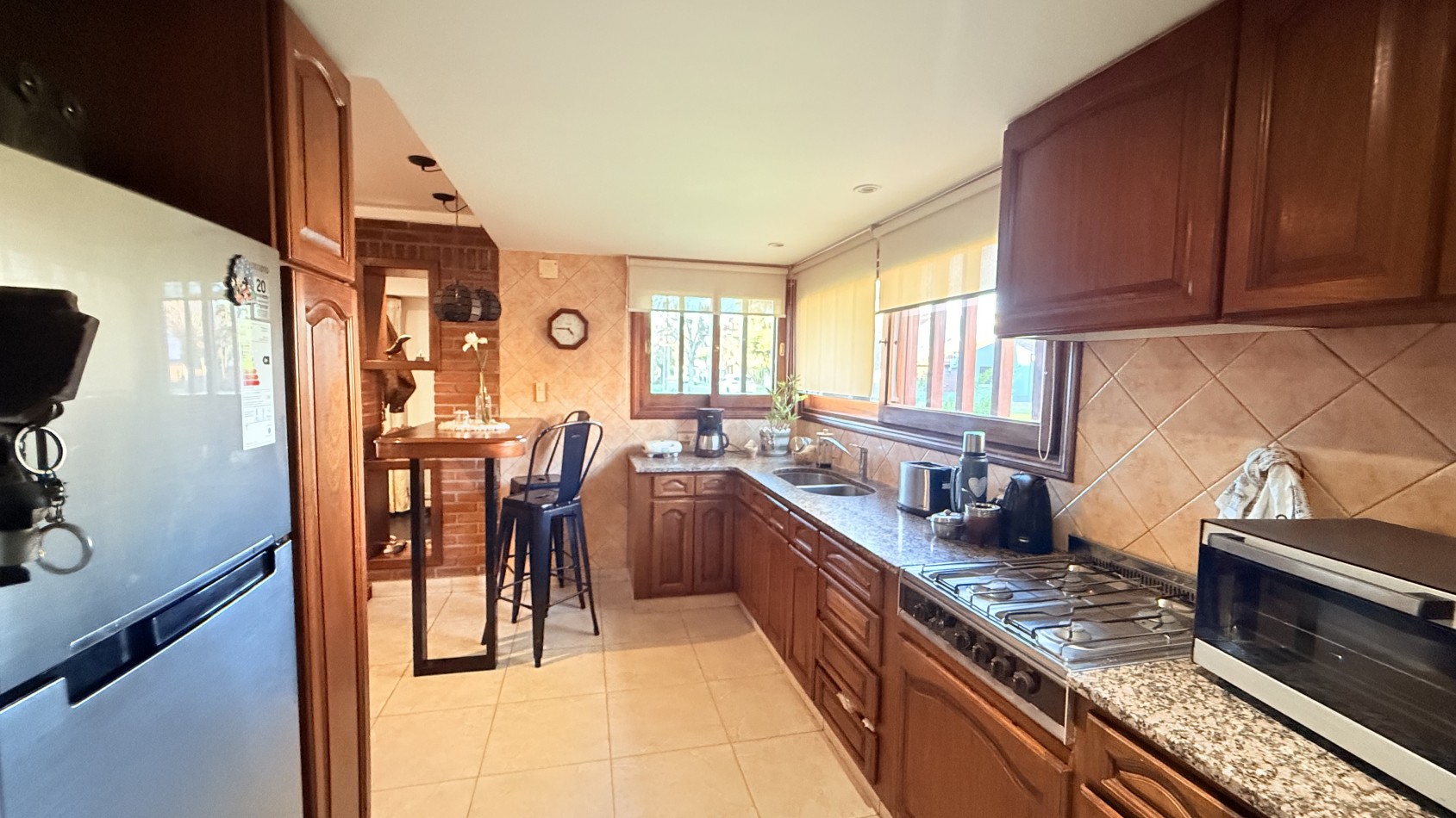 HERMOSO CHALET 4 AMBIENTES CON COCHERA JARDIN Y BALCON TERRAZA 