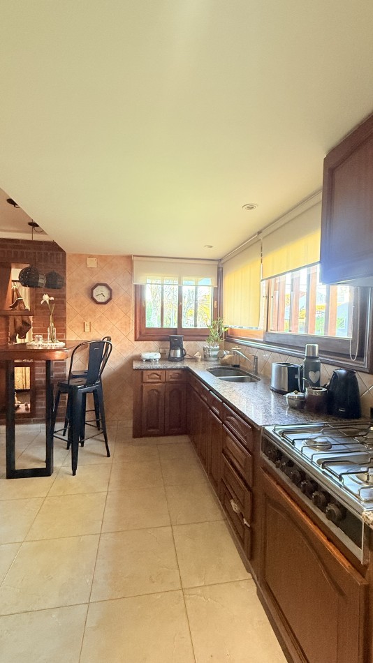 HERMOSO CHALET 4 AMBIENTES CON COCHERA JARDIN Y BALCON TERRAZA 