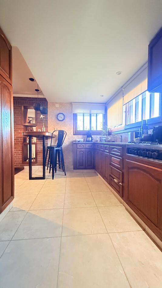 HERMOSO CHALET 4 AMBIENTES CON COCHERA JARDIN Y BALCON TERRAZA 