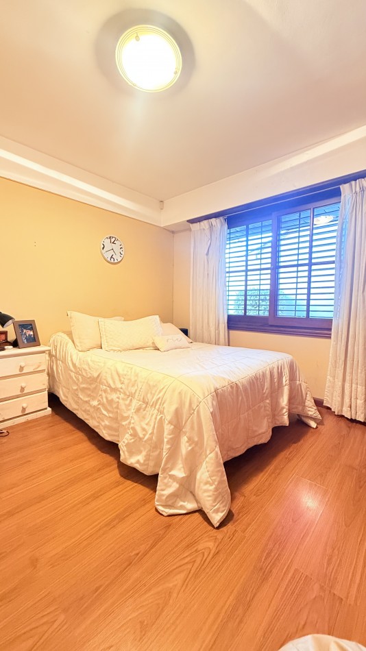 HERMOSO CHALET 4 AMBIENTES CON COCHERA JARDIN Y BALCON TERRAZA 