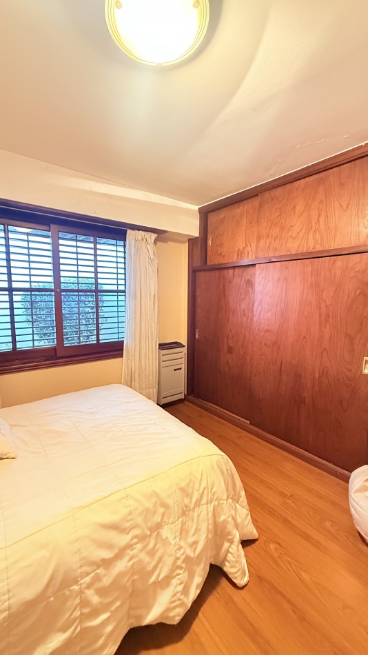 HERMOSO CHALET 4 AMBIENTES CON COCHERA JARDIN Y BALCON TERRAZA 