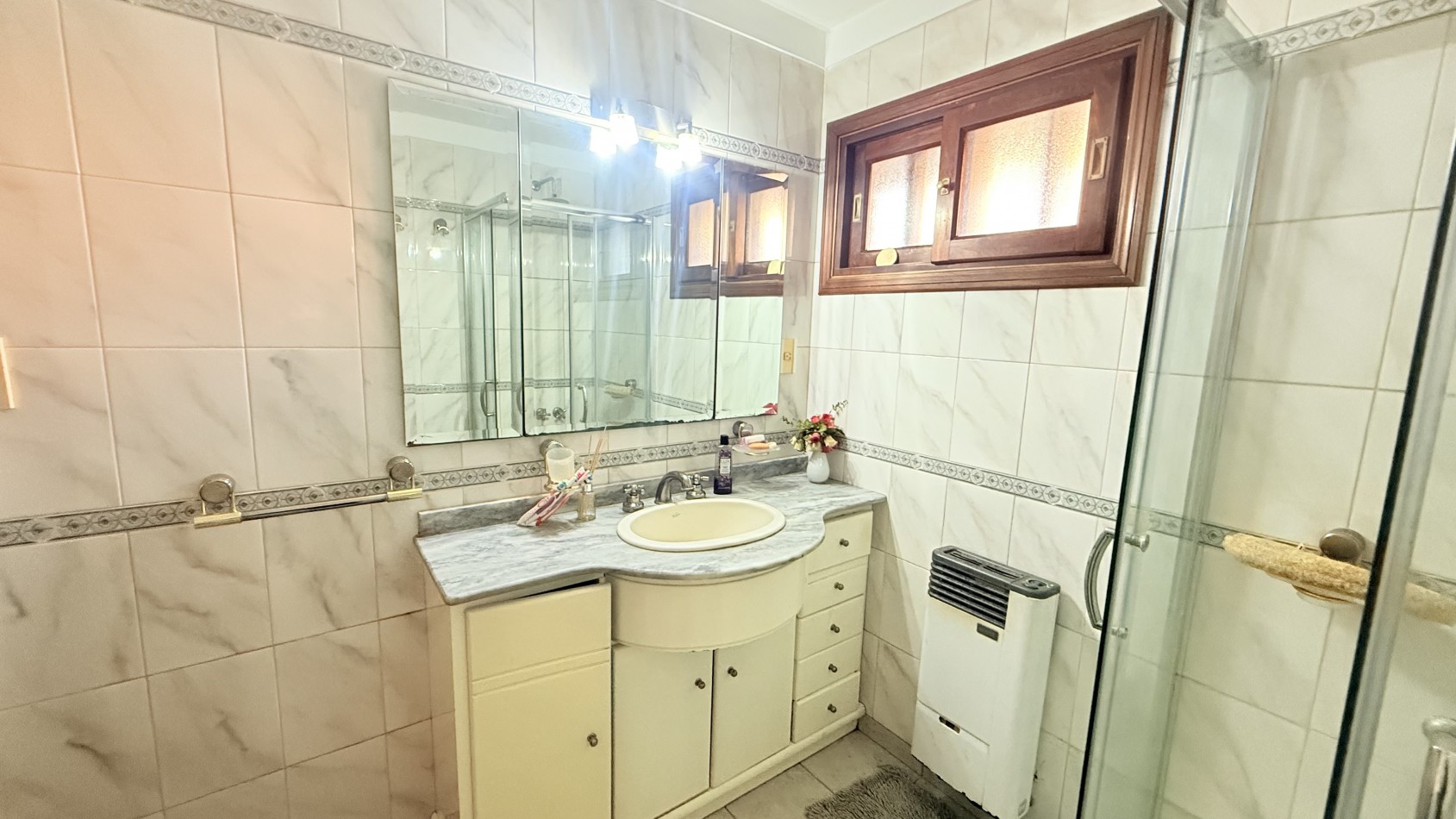 HERMOSO CHALET 4 AMBIENTES CON COCHERA JARDIN Y BALCON TERRAZA 