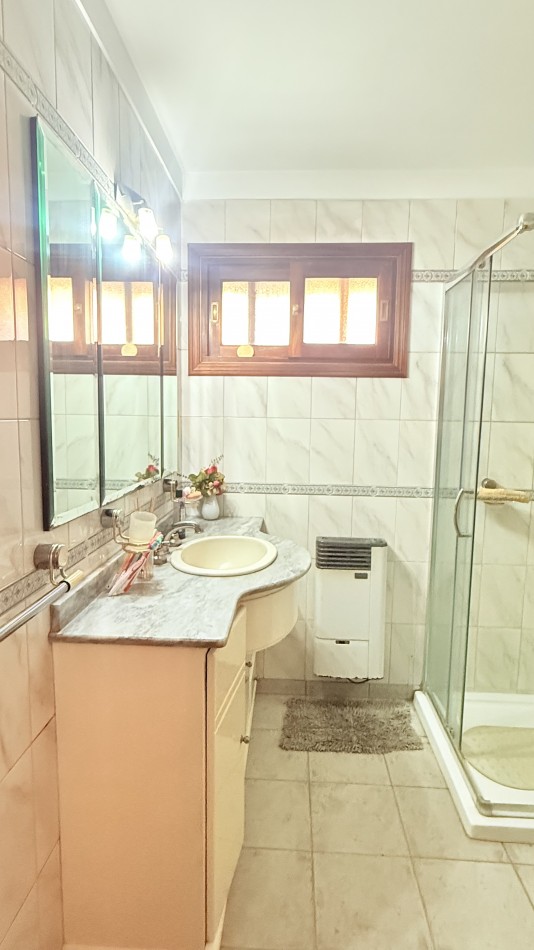 HERMOSO CHALET 4 AMBIENTES CON COCHERA JARDIN Y BALCON TERRAZA 