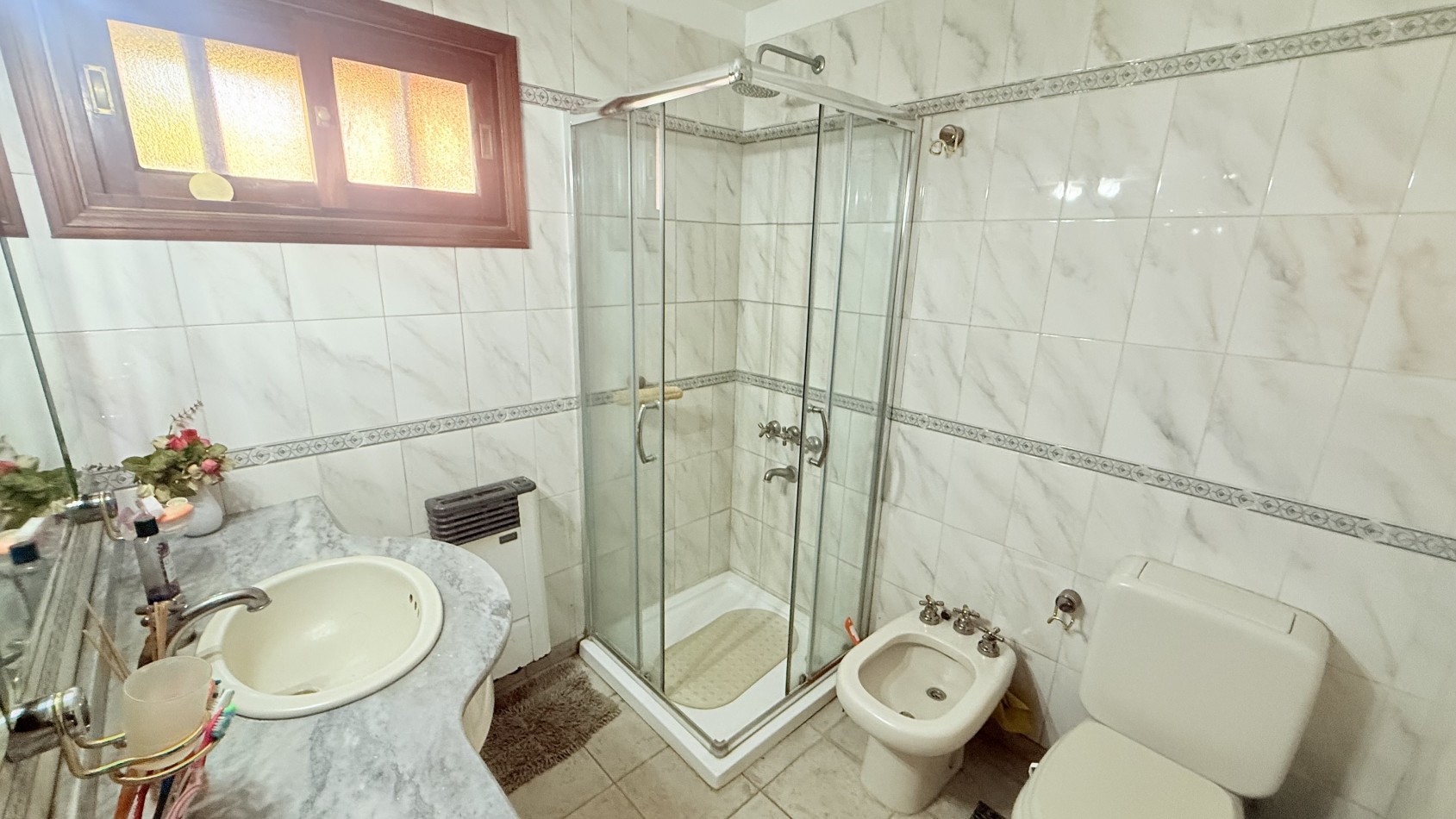 HERMOSO CHALET 4 AMBIENTES CON COCHERA JARDIN Y BALCON TERRAZA 