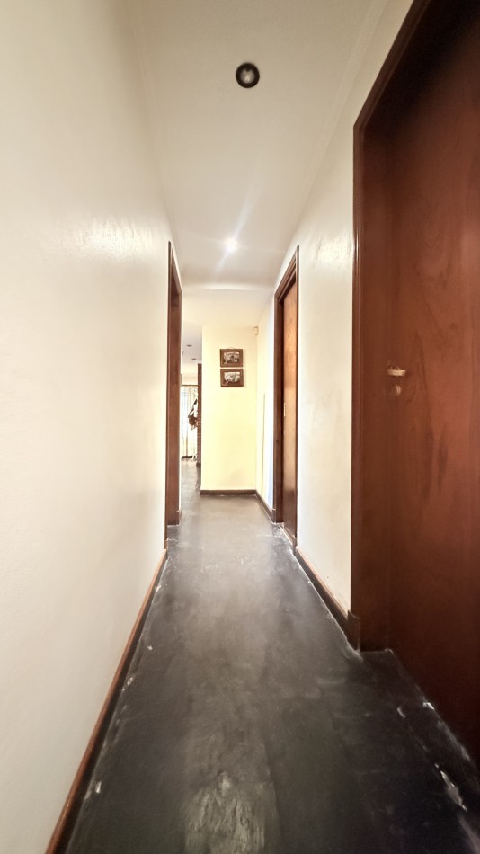 HERMOSO CHALET 4 AMBIENTES CON COCHERA JARDIN Y BALCON TERRAZA 