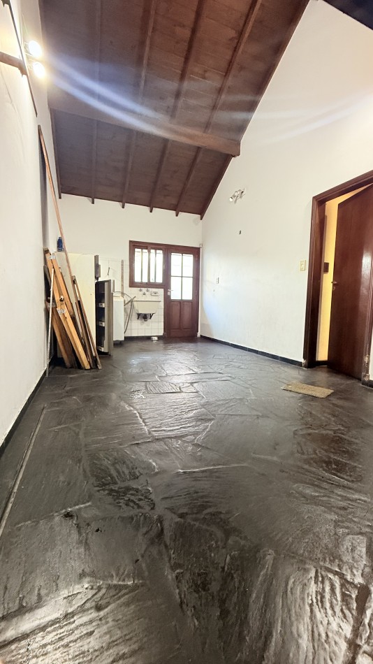 HERMOSO CHALET 4 AMBIENTES CON COCHERA JARDIN Y BALCON TERRAZA 