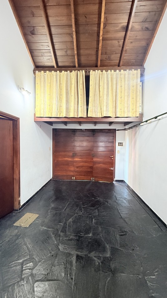 HERMOSO CHALET 4 AMBIENTES CON COCHERA JARDIN Y BALCON TERRAZA 