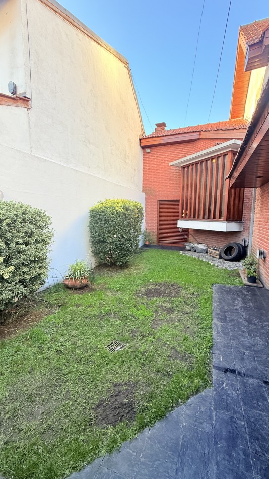 HERMOSO CHALET 4 AMBIENTES CON COCHERA JARDIN Y BALCON TERRAZA 