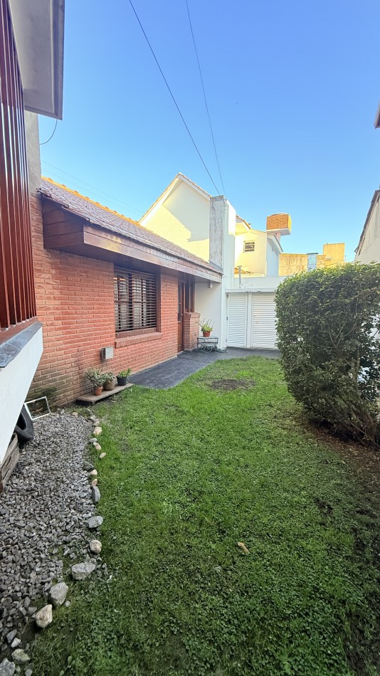 HERMOSO CHALET 4 AMBIENTES CON COCHERA JARDIN Y BALCON TERRAZA 