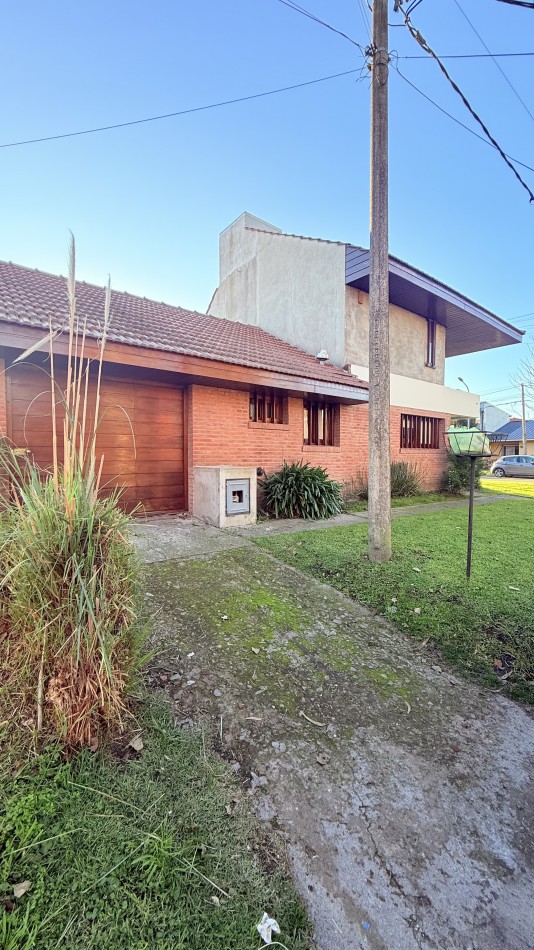 HERMOSO CHALET 4 AMBIENTES CON COCHERA JARDIN Y BALCON TERRAZA 