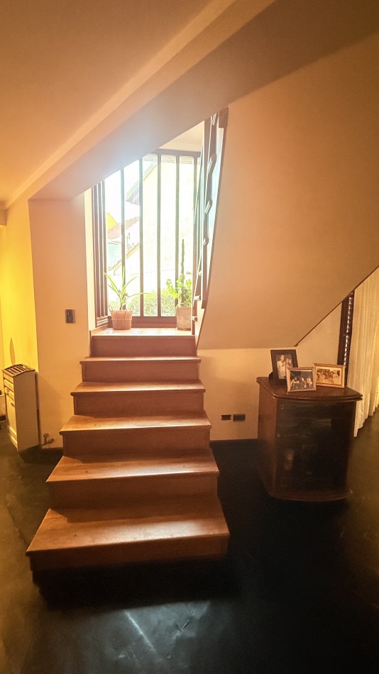 HERMOSO CHALET 4 AMBIENTES CON COCHERA JARDIN Y BALCON TERRAZA 