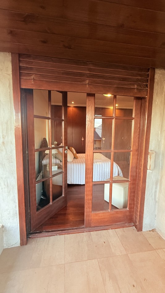 HERMOSO CHALET 4 AMBIENTES CON COCHERA JARDIN Y BALCON TERRAZA 