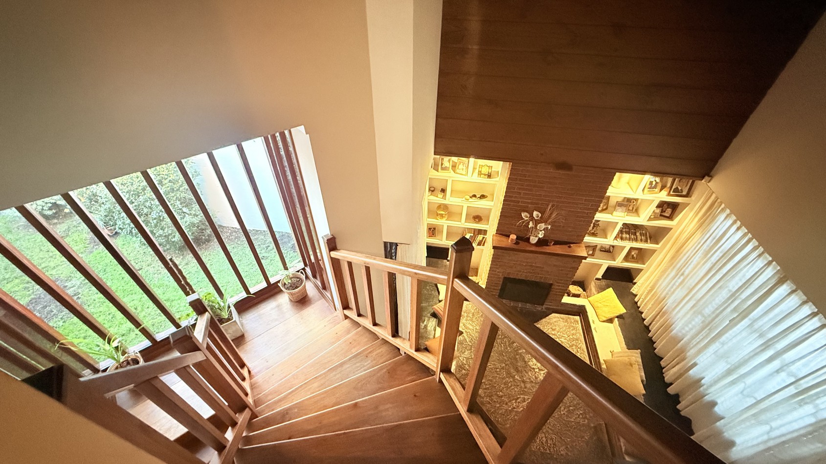 HERMOSO CHALET 4 AMBIENTES CON COCHERA JARDIN Y BALCON TERRAZA 