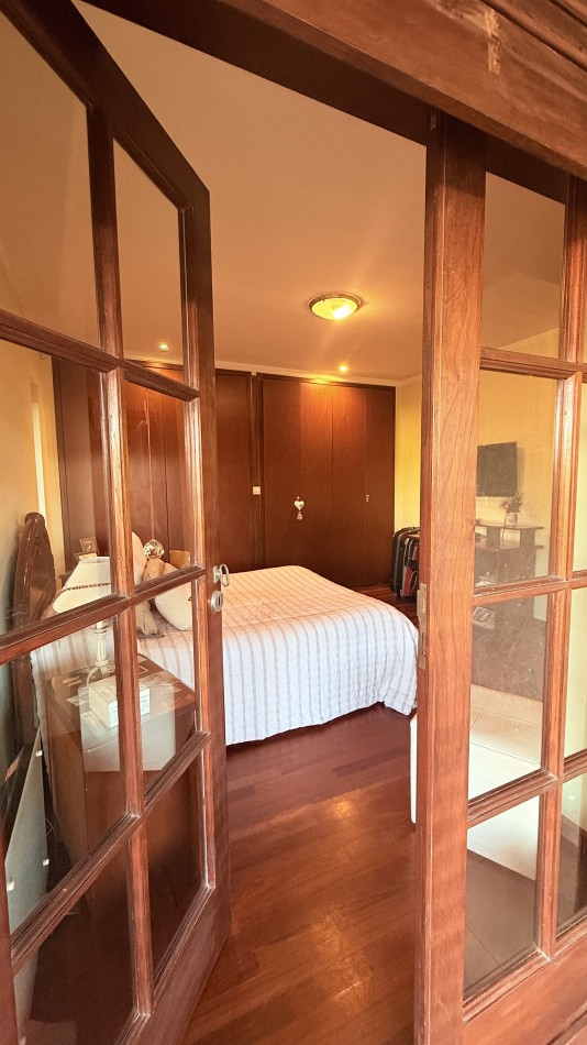 HERMOSO CHALET 4 AMBIENTES CON COCHERA JARDIN Y BALCON TERRAZA 