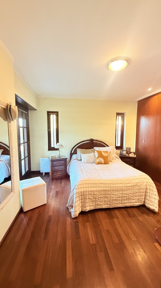 HERMOSO CHALET 4 AMBIENTES CON COCHERA JARDIN Y BALCON TERRAZA 