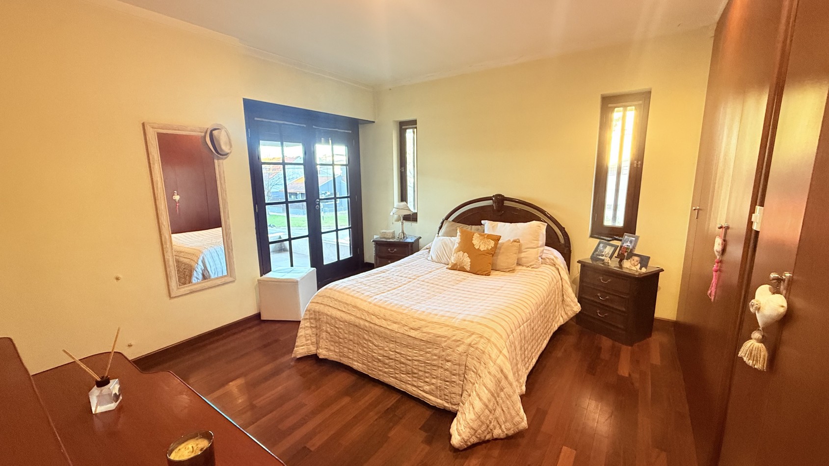 HERMOSO CHALET 4 AMBIENTES CON COCHERA JARDIN Y BALCON TERRAZA 