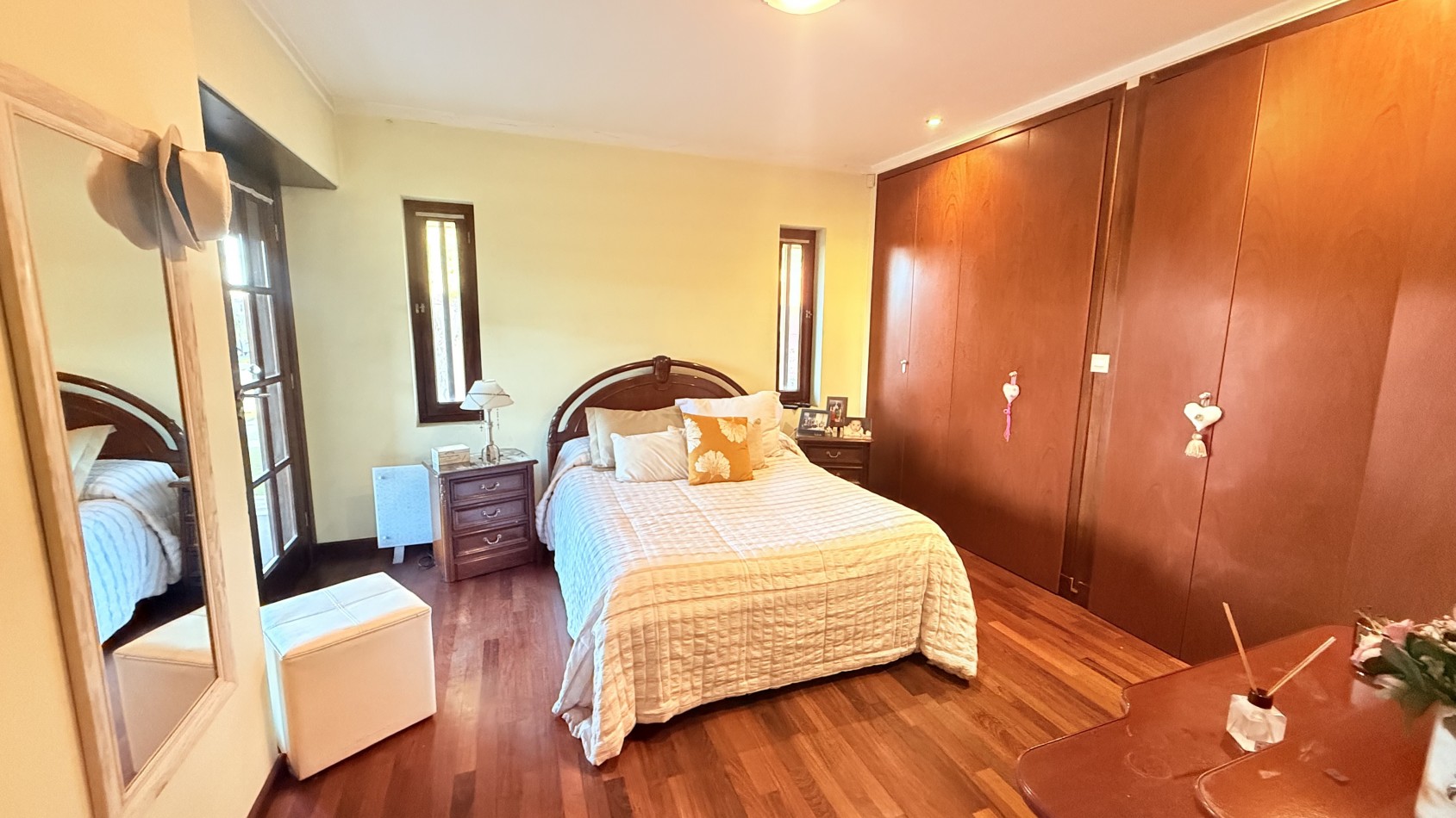 HERMOSO CHALET 4 AMBIENTES CON COCHERA JARDIN Y BALCON TERRAZA 