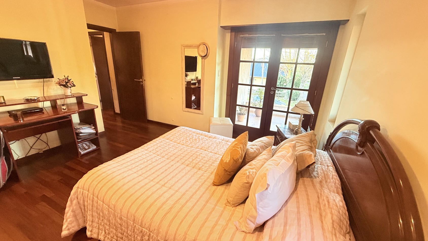 HERMOSO CHALET 4 AMBIENTES CON COCHERA JARDIN Y BALCON TERRAZA 