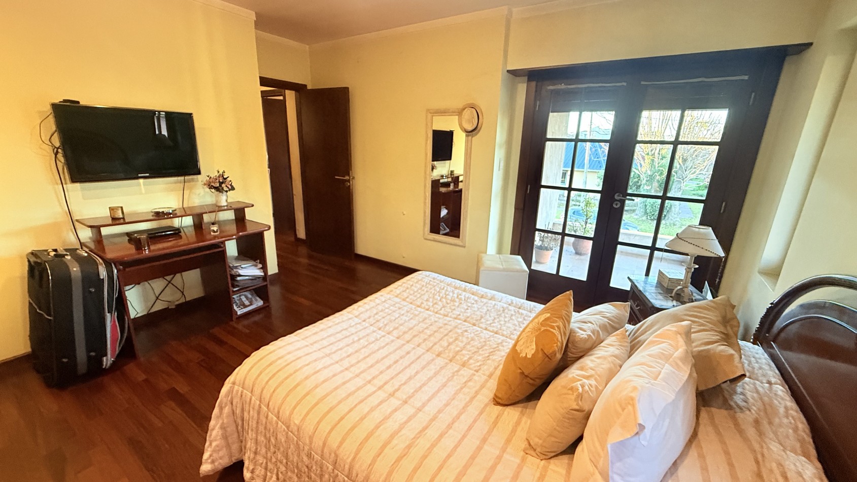 HERMOSO CHALET 4 AMBIENTES CON COCHERA JARDIN Y BALCON TERRAZA 