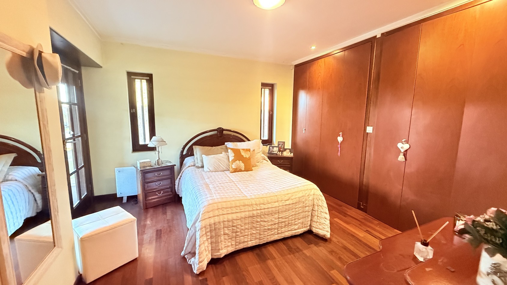 HERMOSO CHALET 4 AMBIENTES CON COCHERA JARDIN Y BALCON TERRAZA 