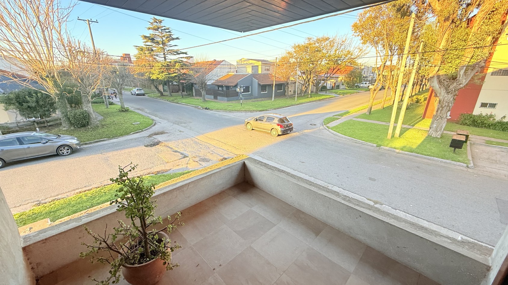 HERMOSO CHALET 4 AMBIENTES CON COCHERA JARDIN Y BALCON TERRAZA 
