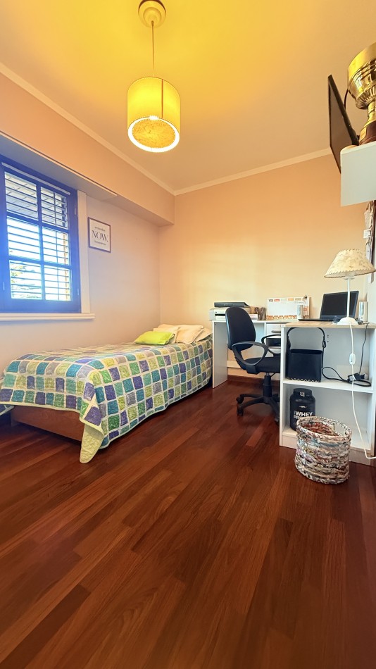 HERMOSO CHALET 4 AMBIENTES CON COCHERA JARDIN Y BALCON TERRAZA 