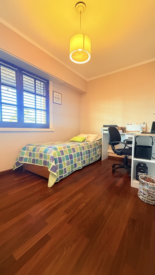 HERMOSO CHALET 4 AMBIENTES CON COCHERA JARDIN Y BALCON TERRAZA 