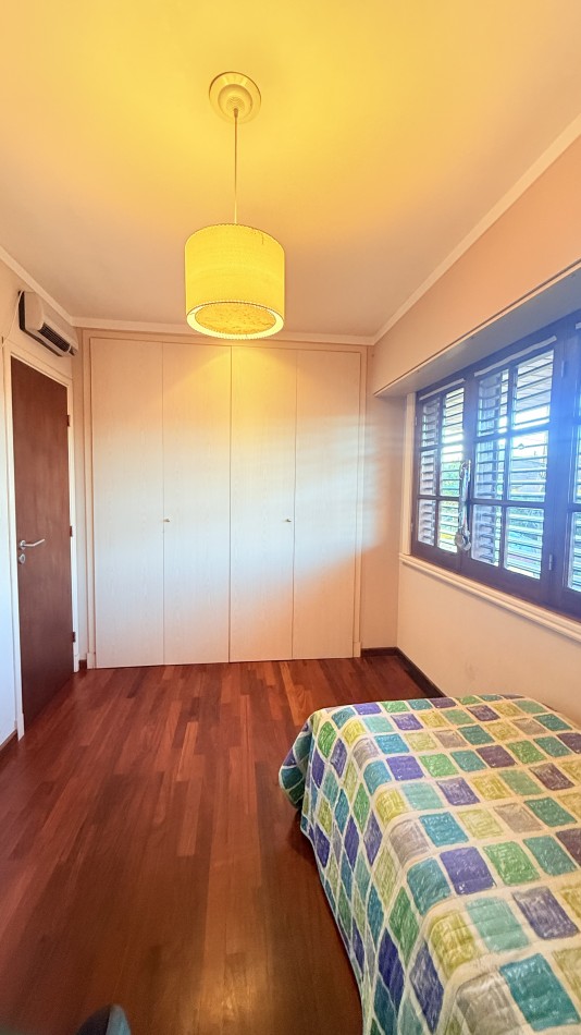 HERMOSO CHALET 4 AMBIENTES CON COCHERA JARDIN Y BALCON TERRAZA 