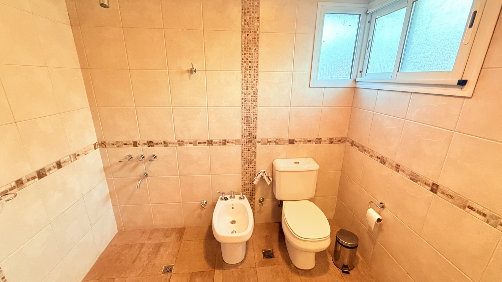 HERMOSO CHALET 4 AMBIENTES CON COCHERA JARDIN Y BALCON TERRAZA 