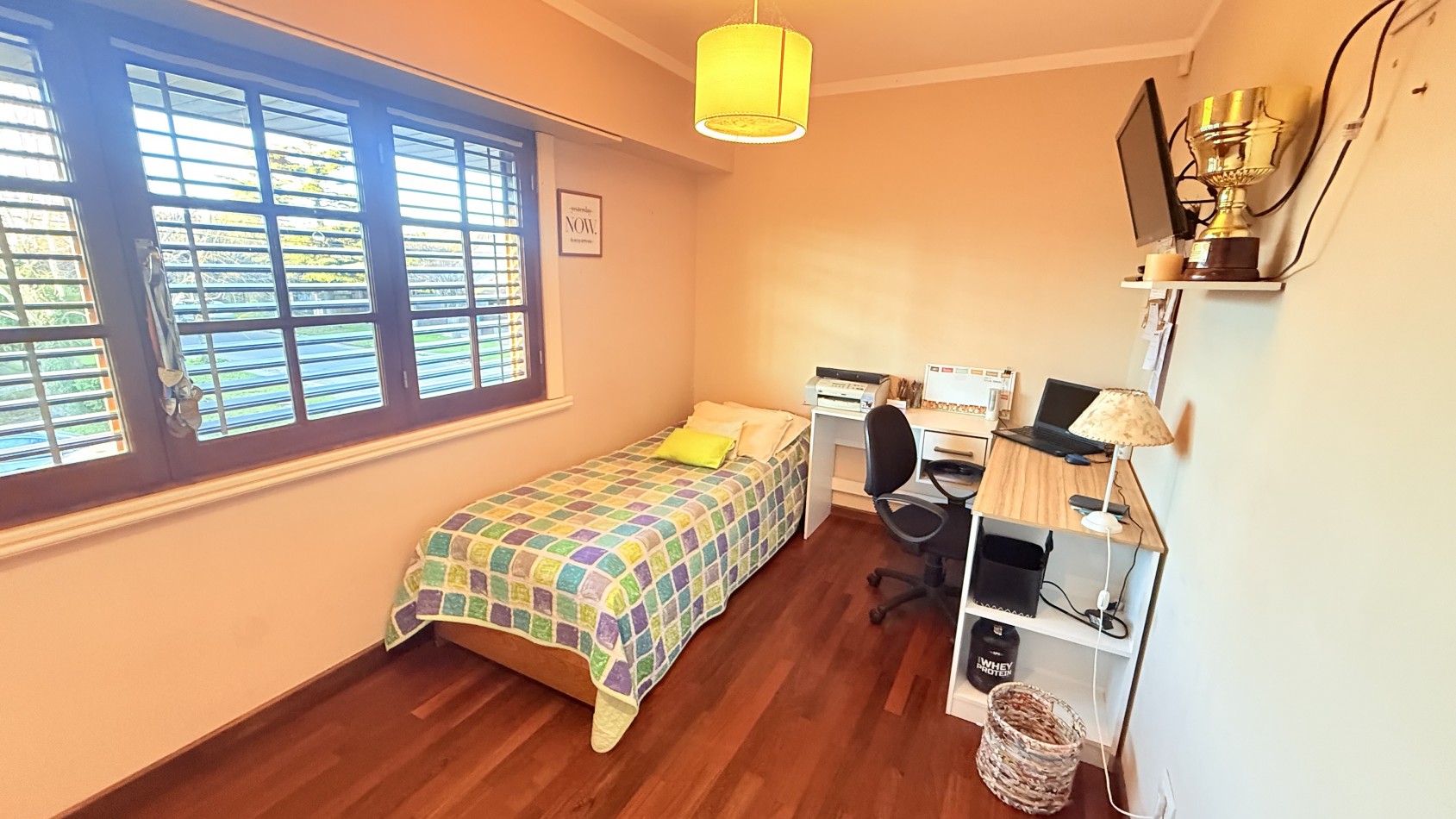 HERMOSO CHALET 4 AMBIENTES CON COCHERA JARDIN Y BALCON TERRAZA 