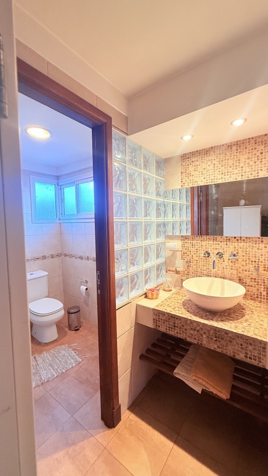 HERMOSO CHALET 4 AMBIENTES CON COCHERA JARDIN Y BALCON TERRAZA 