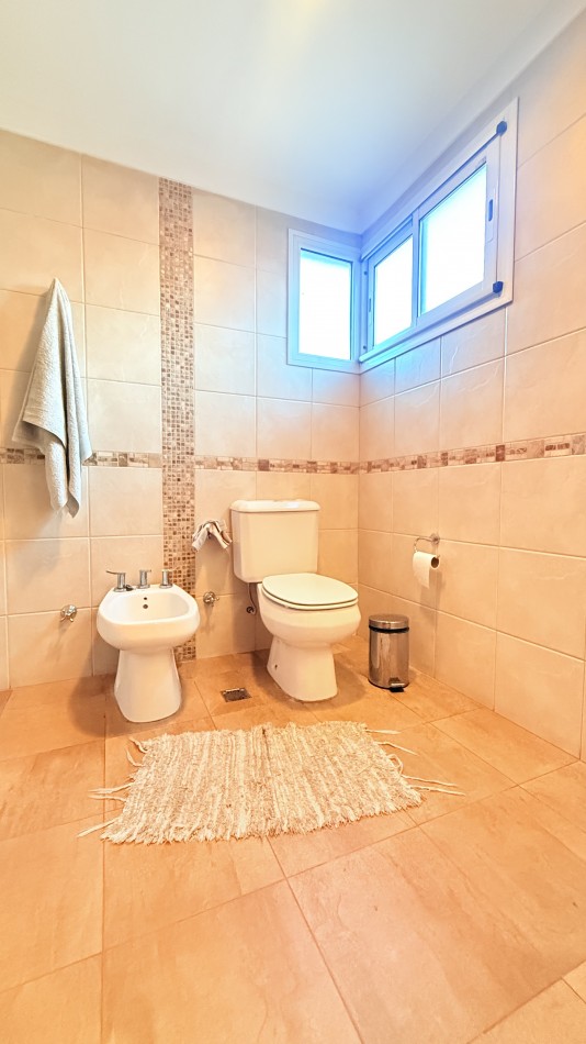 HERMOSO CHALET 4 AMBIENTES CON COCHERA JARDIN Y BALCON TERRAZA 