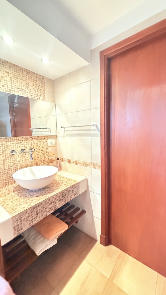 HERMOSO CHALET 4 AMBIENTES CON COCHERA JARDIN Y BALCON TERRAZA 