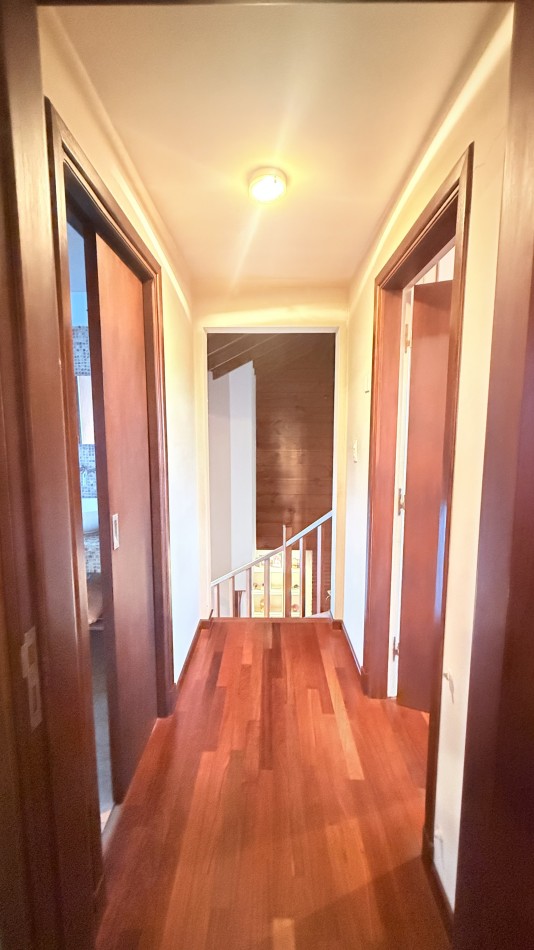 HERMOSO CHALET 4 AMBIENTES CON COCHERA JARDIN Y BALCON TERRAZA 