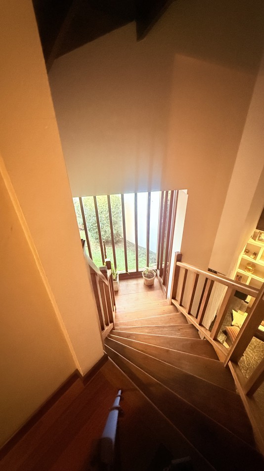HERMOSO CHALET 4 AMBIENTES CON COCHERA JARDIN Y BALCON TERRAZA 