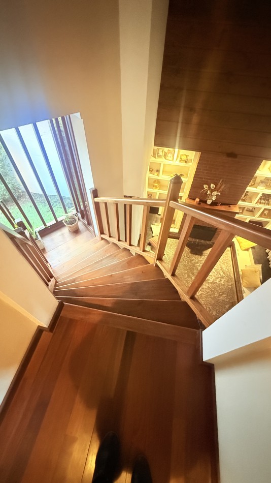 HERMOSO CHALET 4 AMBIENTES CON COCHERA JARDIN Y BALCON TERRAZA 