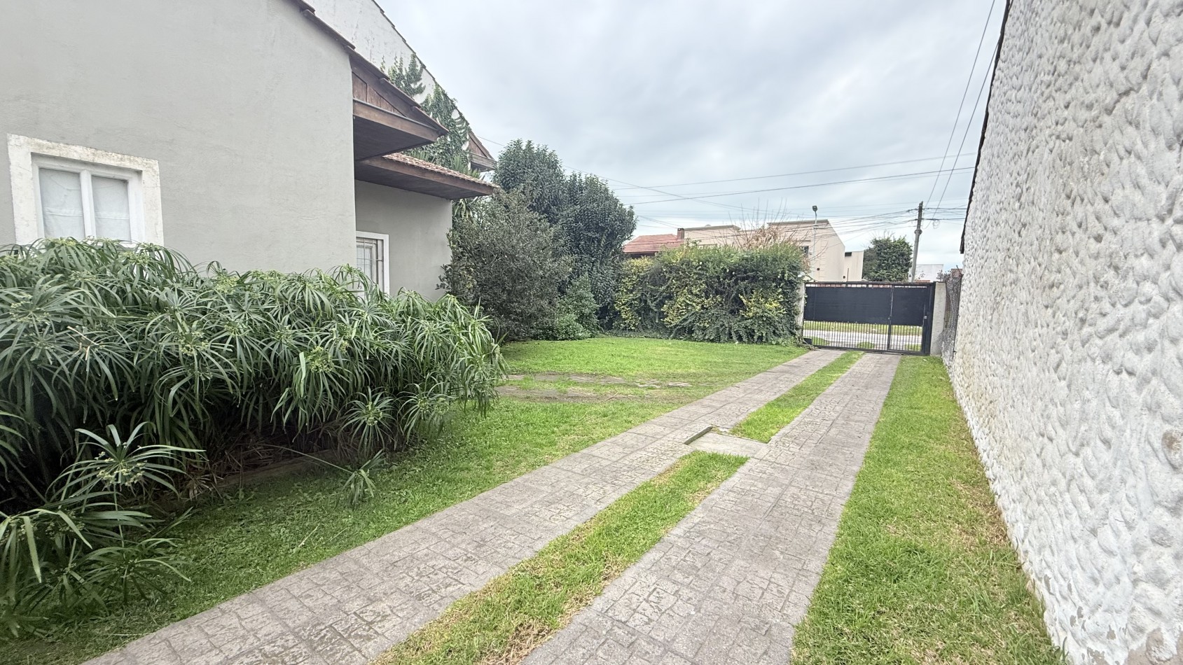 CASA 4 AMBIENTES CON PARQUE 