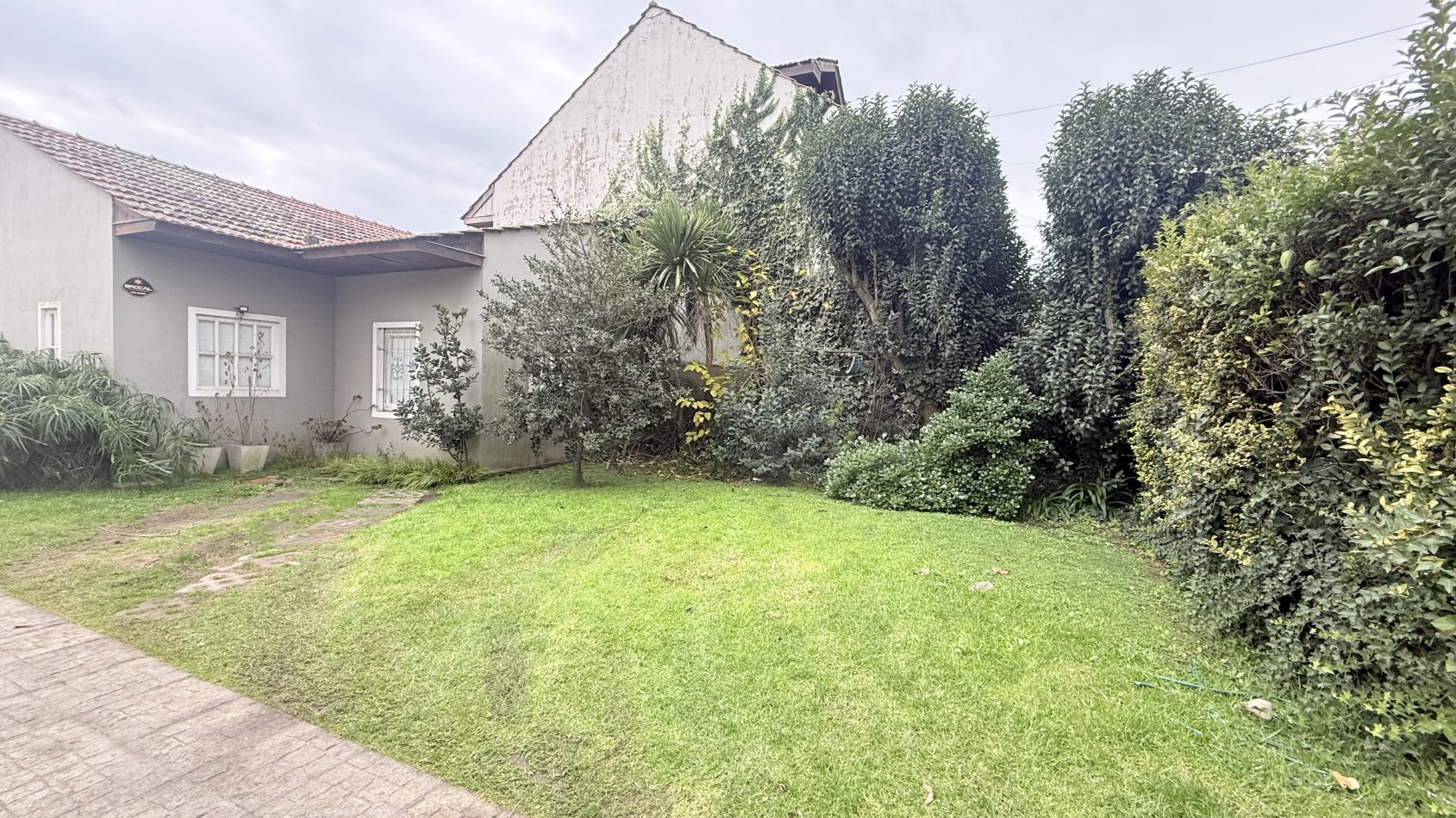 CASA 4 AMBIENTES CON PARQUE 