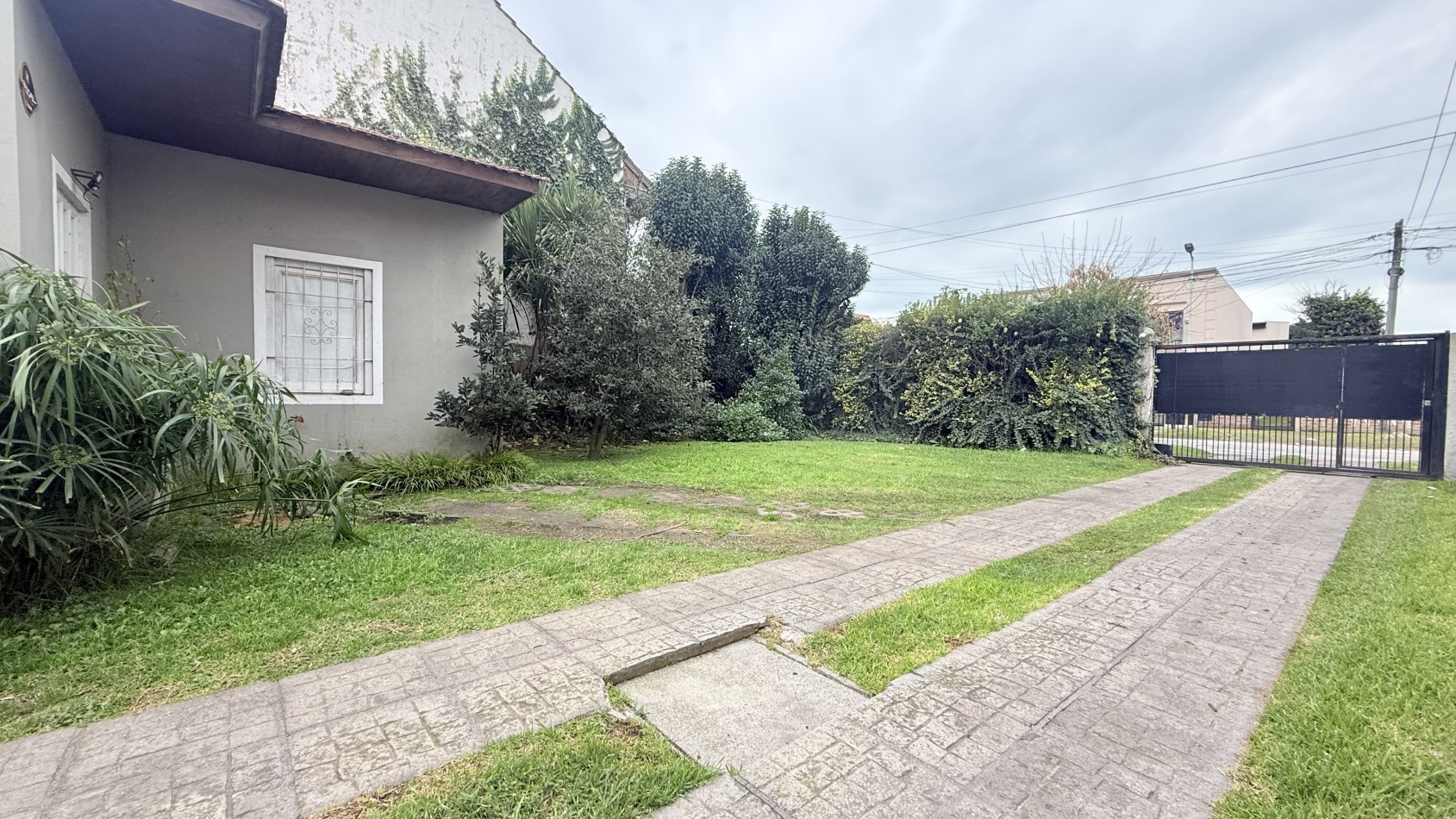 CASA 4 AMBIENTES CON PARQUE 