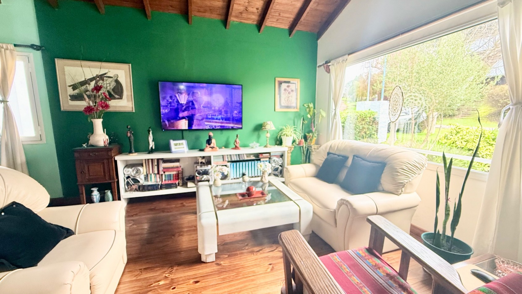 Casa tres ambientes con parque y cochera en Sierra de los padres